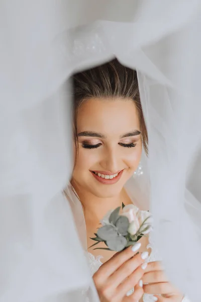 Brunette Bride White Dress Holds Her Wedding Bouquet Poses French — Stock Photo, Image