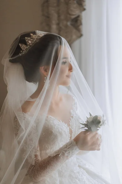 Una Sposa Bruna Abito Bianco Tiene Suo Bouquet Sposa Posa — Foto Stock