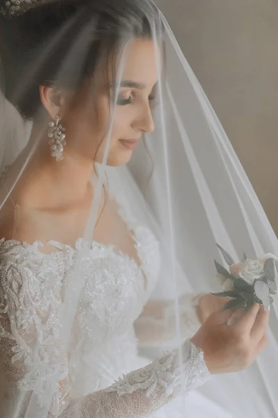 Брюнетка Невеста Белом Платье Держит Свой Свадебный Букет Позирует Французский — стоковое фото