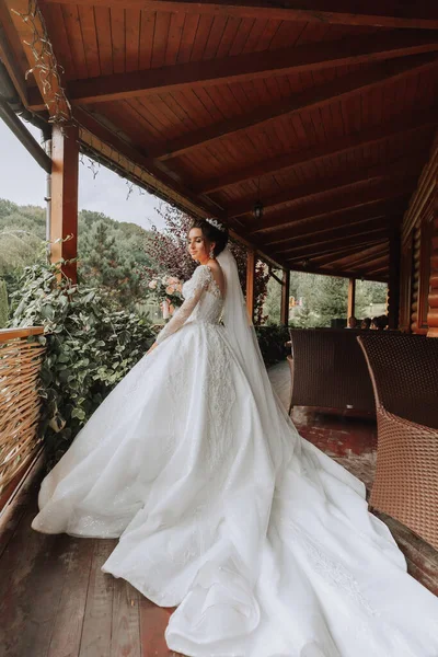 Die Braut Weißen Kleid Mit Langer Schleppe Auf Einem Hölzernen — Stockfoto