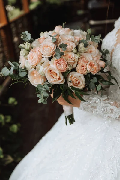 Noiva Está Segurando Lindo Buquê Casamento Rosas Brancas Rosa — Fotografia de Stock