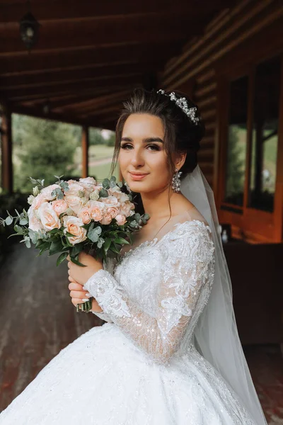 Menyasszony Egy Gyönyörű Esküvői Csokor Fehér Rózsaszín Rózsát Tart Menyasszony — Stock Fotó