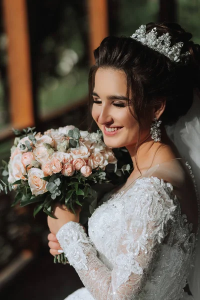 新娘手里拿着一束漂亮的婚礼用的白玫瑰和粉红玫瑰 新娘的肖像 — 图库照片