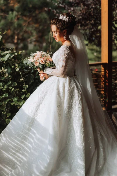 Nevěsta Drží Krásnou Svatební Kytici Bílých Růžových Růží Portrét Nevěsty — Stock fotografie