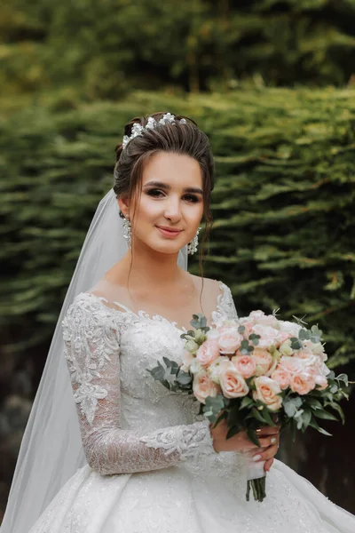 Die Braut Hält Einen Wunderschönen Hochzeitsstrauß Aus Weißen Und Rosa — Stockfoto