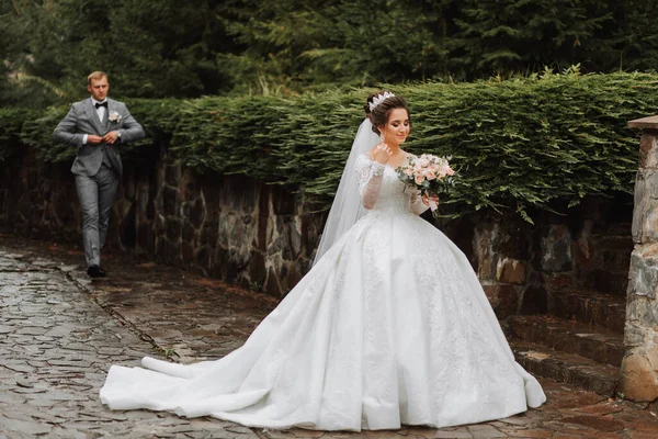 Een Knappe Bruidegom Een Charmante Bruid Lopen Samen Bij Stenen — Stockfoto