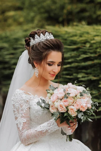 新娘手里拿着一束漂亮的婚礼用的白玫瑰和粉红玫瑰 新娘的肖像 — 图库照片