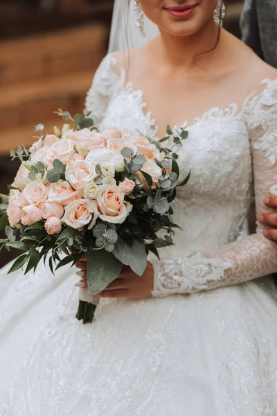 Наречена Тримає Гарний Весільний Букет Білих Рожевих Троянд Портрет Нареченої — стокове фото