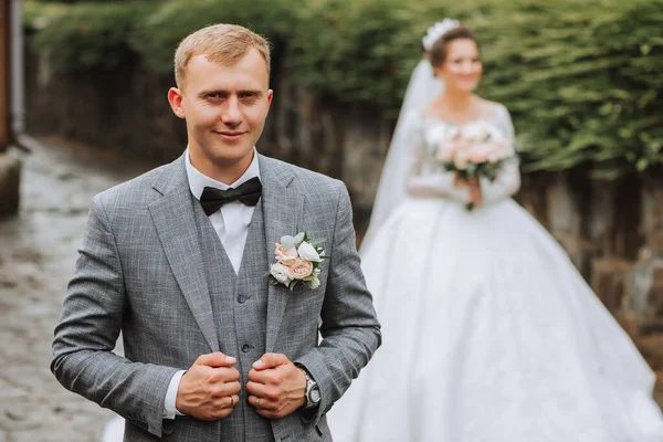 Bröllopsfoto Naturen Bruden Står Vid Stengärdet Vacker Klänning Håller Bukett — Stockfoto