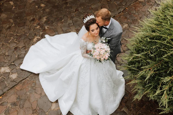 Huwelijksfoto Bruid Een Volumineuze Witte Jurk Een Lange Sluier Staat — Stockfoto