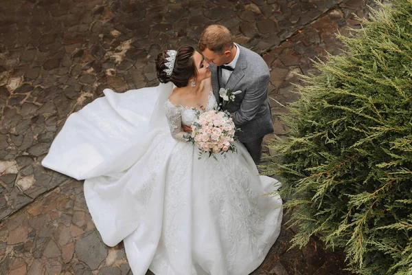 Huwelijksfoto Bruid Een Volumineuze Witte Jurk Een Lange Sluier Staat — Stockfoto