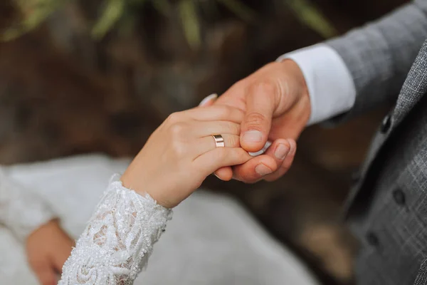 美しい豪華な結婚式だ 花嫁と新郎の手のクローズアップ 新郎は花嫁の手を握っています 結婚指輪 — ストック写真
