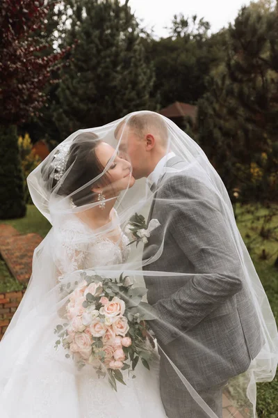Vőlegény Menyasszony Parkban Őszi Esküvő Erdőben Boldog Esküvőt Szerető Pár — Stock Fotó