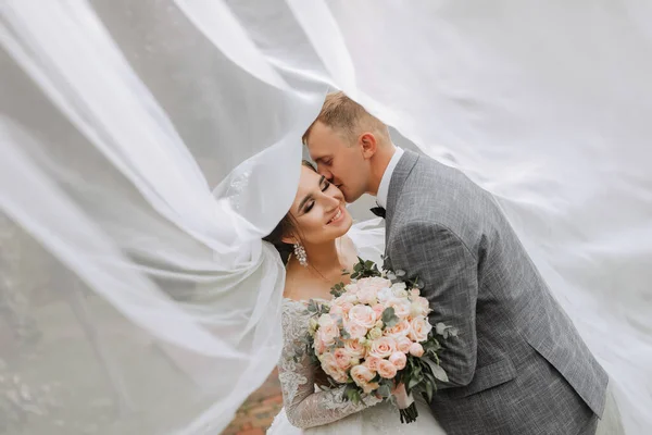 Vőlegény Menyasszony Parkban Őszi Esküvő Erdőben Boldog Esküvőt Szerető Pár — Stock Fotó