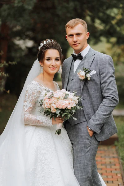 Schöner Bräutigam Und Charmante Braut Zusammen Park Porträt Luxuriöses Kleid — Stockfoto