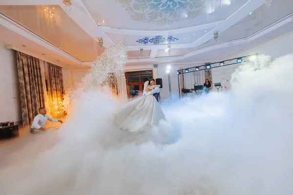 Eerste Dans Bruiloft Van Bruid Bruidegom Een Elegant Restaurant Met — Stockfoto