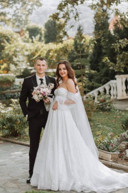 Bahçedeki genç ve güzel bir çiftin portresi.