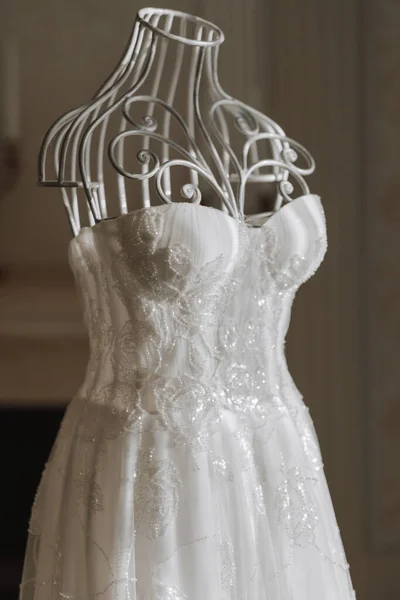 Leichtes Und Elegantes Brautkleid Auf Schaufensterpuppe Schickem Luxus Interieur — Stockfoto