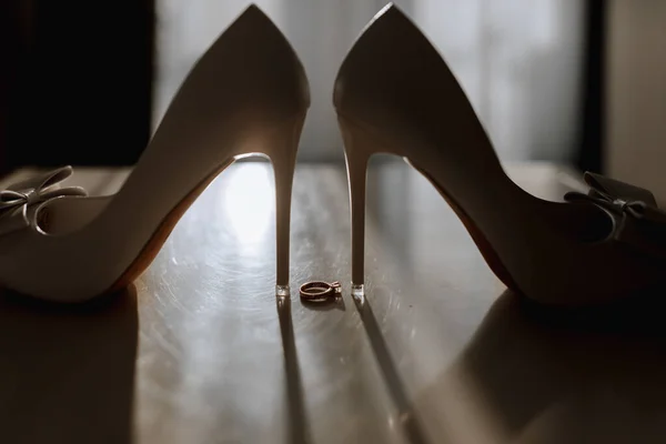 Свадебное Кольцо Белые Туфли Невесты Мягком Свете — стоковое фото