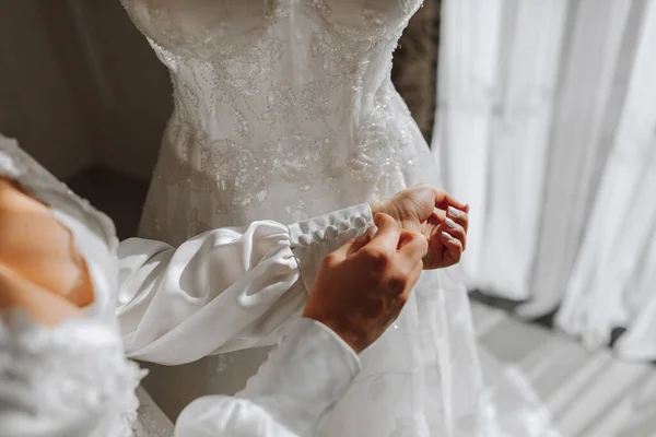 Mani Della Sposa Primo Piano Preparazione Cerimonia Nuziale — Foto Stock