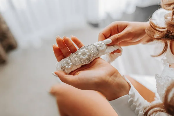Ein Mädchen Hält Ein Hochzeitsstrumpfband Den Händen Großaufnahme — Stockfoto
