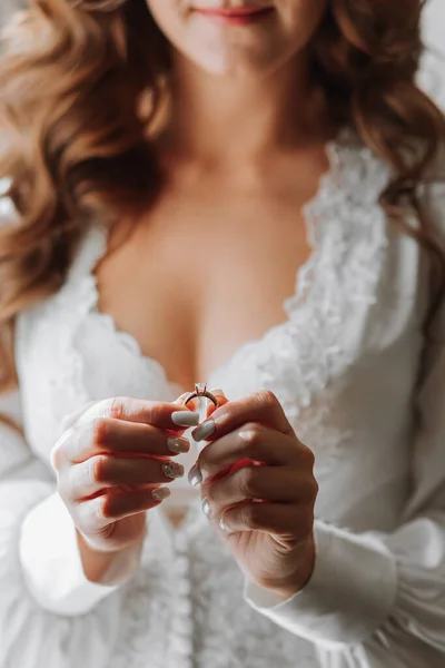 흰색열린 드레스를 곱슬곱슬 가손에 보석을 결혼반지를 클로즈업 — 스톡 사진