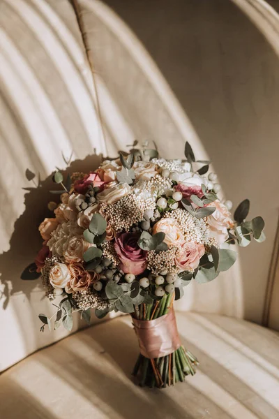婚礼花束 各种花 从侧面拍摄 在艺术光芒的背景下 — 图库照片