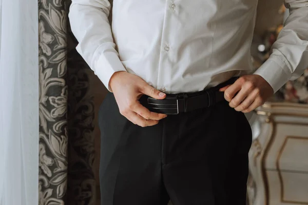 Genç Bir Adam Odasında Kemerini Pantolonuna Bağlıyor Yakın Plan Fotoğraf — Stok fotoğraf