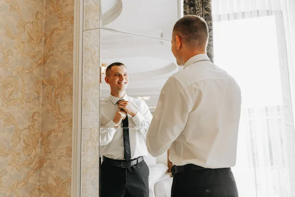 Νεαρός Κρατούσε Μια Γραβάτα Στο Δωμάτιό Του Κοντά Στον Καθρέφτη — Φωτογραφία Αρχείου