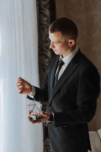 Anéis Casamento Nas Mãos Homem Adulto Decorado Uma Caixa Vidro — Fotografia de Stock