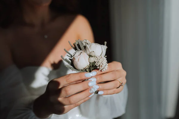 新郎的红地毯是由新娘手中的玫瑰花做成的 新娘的指甲是在美丽的自然光下从窗户里长出来的 上面有一个法国的修指甲 — 图库照片