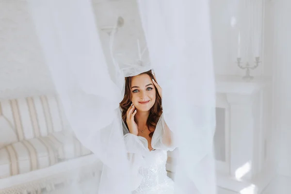 Schöne Und Sanfte Braut Mit Langen Braunen Haaren Unter Einem — Stockfoto
