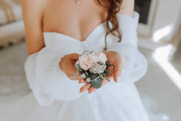 Boutonniere Noivo Arranjado Flores Rosa Nas Mãos Noiva Com Uma — Fotografia de Stock