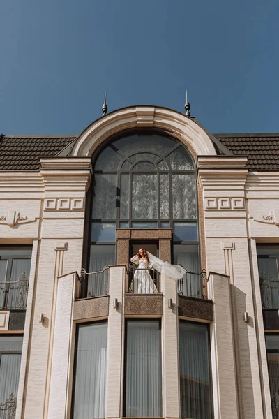 Наречена Вуаллю Балконі Готелю Весільній Сукні Копіювати Простір Вільне Місце — стокове фото