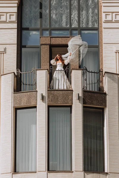 Наречена Вуаллю Балконі Готелю Весільній Сукні Копіювати Простір Вільне Місце — стокове фото