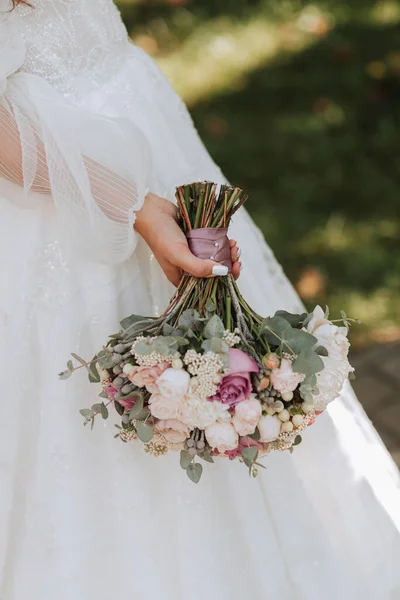 Bouquet Mariage Dans Les Mains Une Jeune Fille Dans Une — Photo