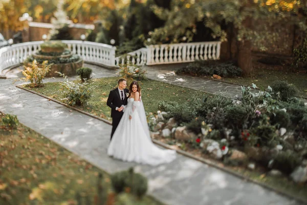 Fiatal Gyönyörű Házaspár Ölelkezve Kertben Fotó Felülről Készült Rendszer Lencséjével — Stock Fotó