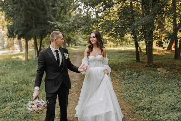 Braut Und Bräutigam Halten Sich Den Händen Gehen Durch Den — Stockfoto