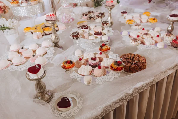 Świąteczny Stół Deserowy Słodyczami Weselny Batonik Różne Ciasta Czekoladki Trybunach — Zdjęcie stockowe