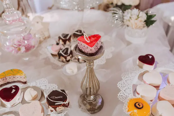 Tatlılı Şenlikli Tatlı Masası Düğün Çikolatası Çeşitli Pastalar Stantlarda Çikolatalar — Stok fotoğraf