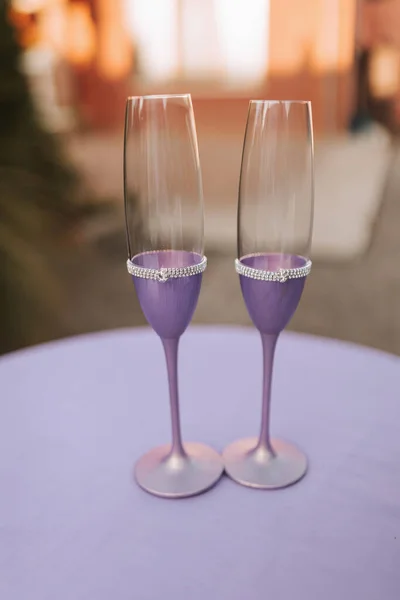 Óculos Casamento Decorados Estande Roxo Mesa Antecipação Feriado — Fotografia de Stock