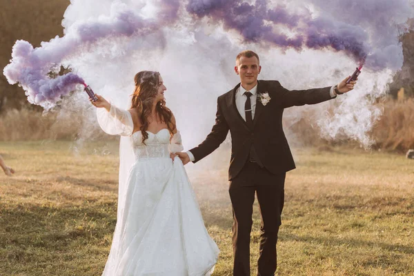 Menyasszonyok Lila Kezekben Színes Füsttel Játszanak Füstbombák Egy Esküvőn — Stock Fotó