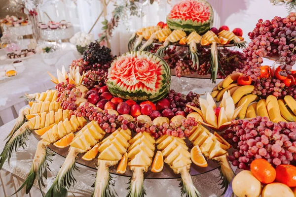 Mesa Com Várias Decorações Frutas Escultura Melancia Fatias Abacaxi Uvas — Fotografia de Stock