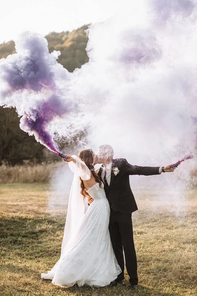 Noiva Noivo Brincando Com Fumaça Colorida Mãos Roxas Abraços Beijos — Fotografia de Stock