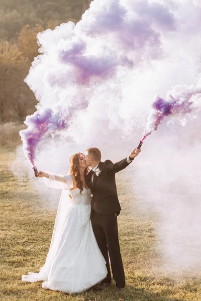Sposo Sposa Che Giocano Con Fumo Colorato Mani Viola Abbracci — Foto Stock