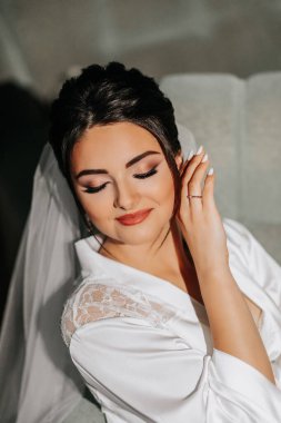 Odasında stüdyo ışığı olan gelinin portresi. Harika saç ve makyaj. Gelinin sabahı. Düğün hazırlıkları.