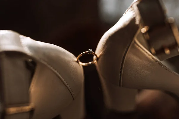 Κομψό Γυναικείο Δαχτυλίδι Σκούρο Φόντο Βρίσκεται Ανάμεσα Στα Γυναικεία Παπούτσια — Φωτογραφία Αρχείου