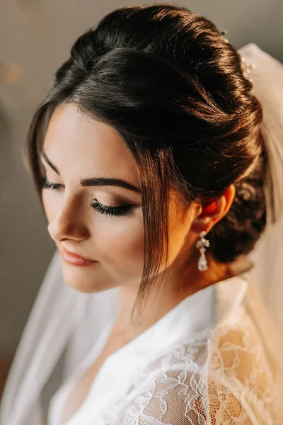 Взрослая Девушка Невеста Свадебной Прической Макияжем Фото Полупрофиля Подготовка Свадьбе — стоковое фото