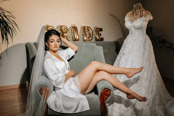 Egy Felnőtt Menyasszony Egy Széken Szobájában Menyasszonyi Ruhája Mellett Mezítláb — Stock Fotó