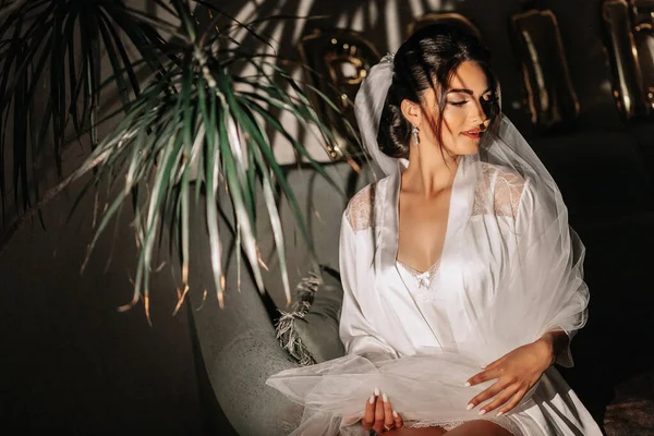 Ritratto Della Sposa Con Luce Studio Nella Sua Stanza Bellissimi — Foto Stock